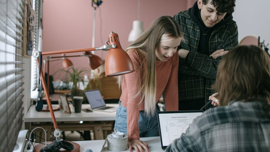Recursos digitais indispensáveis para quem está começando a empreender 1 Equipe comercial de uma empresa.
