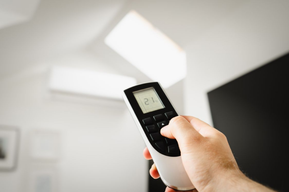 Como saber se a loja de ar condicionado tem boas avaliações? 9 sinais! 1 Imagem de controle de ar condicionado sendo acionado