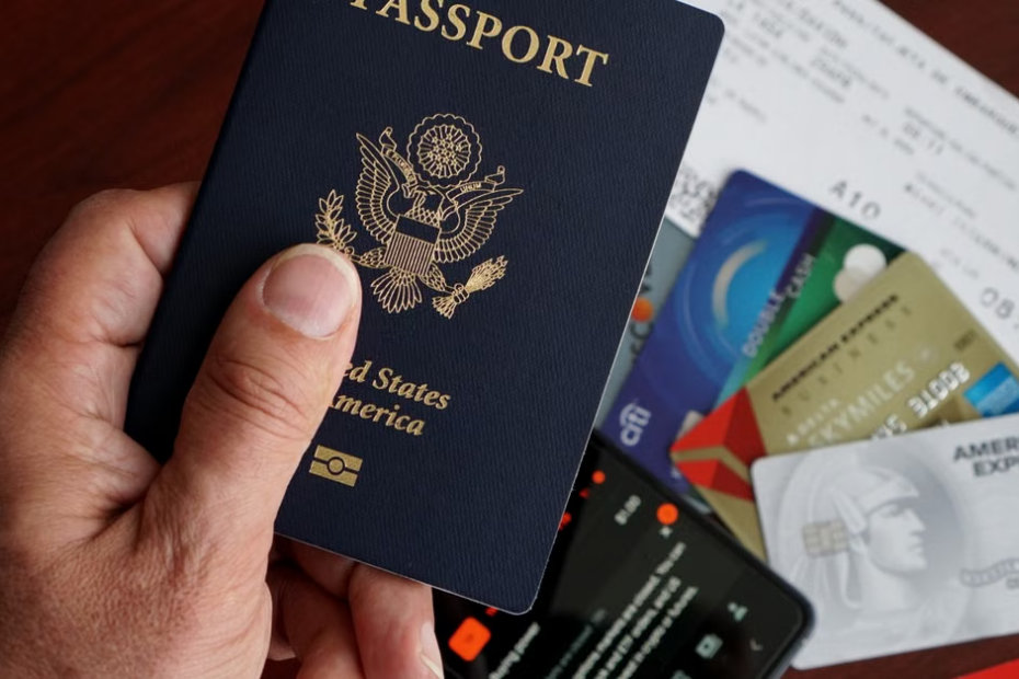 Pessoa segurando passaporte fisico