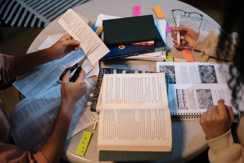 Projeto acadêmico: o que é, como funciona e qual sua importância na graduação 1 Pessoa fazendo um projeto acadêmico